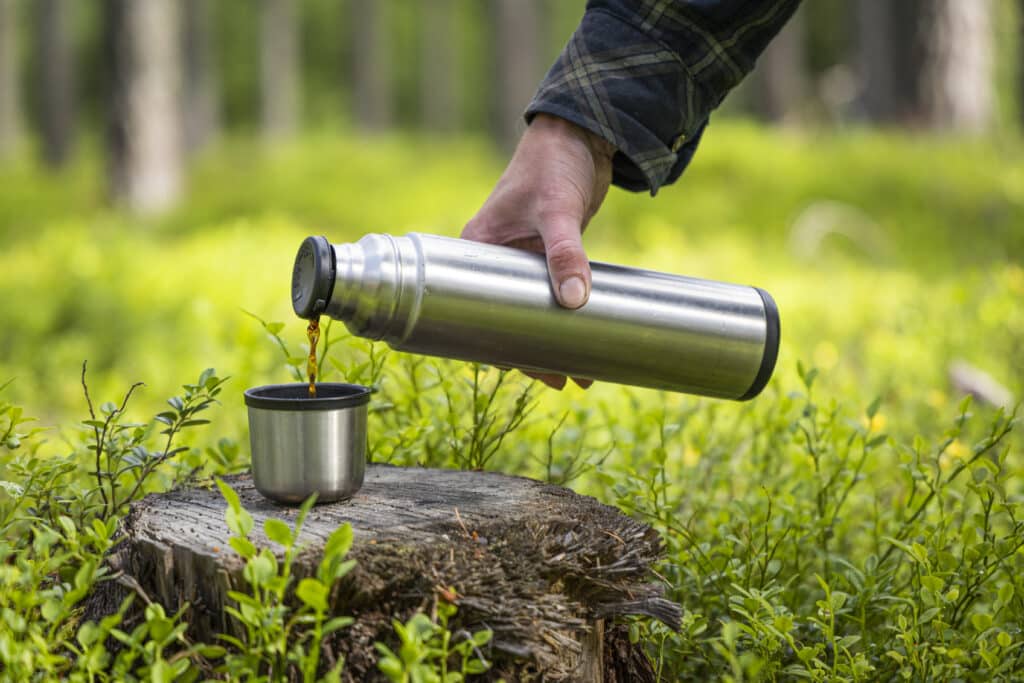 kaffetermos i skogen